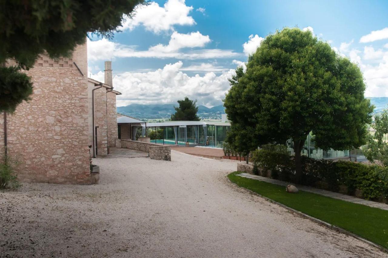 Corte Fratini Appartamenti Trevi Bagian luar foto