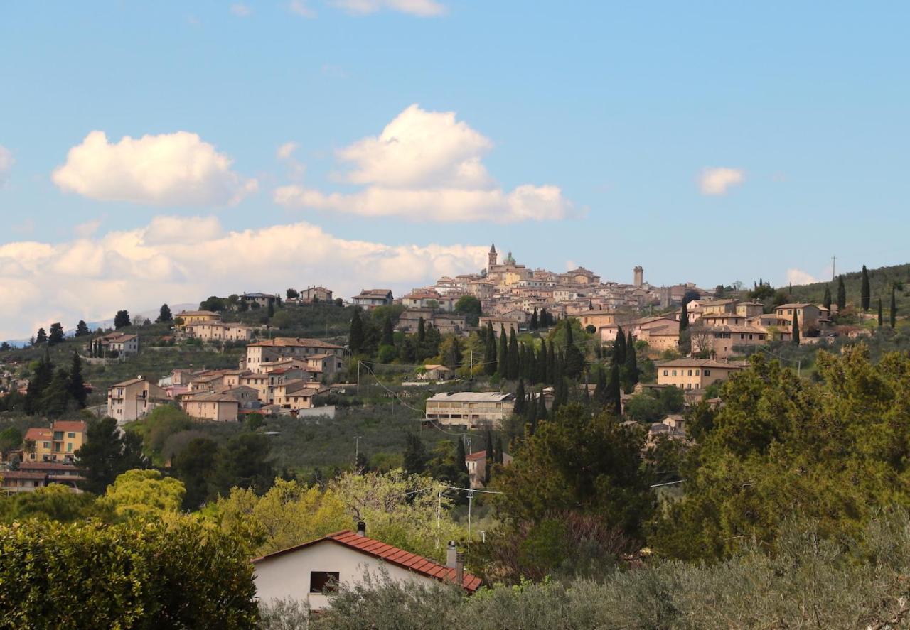 Corte Fratini Appartamenti Trevi Bagian luar foto