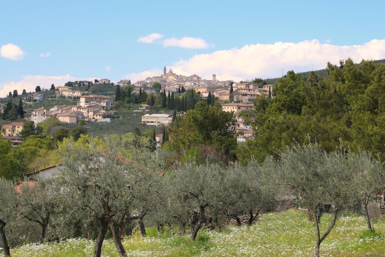 Corte Fratini Appartamenti Trevi Bagian luar foto