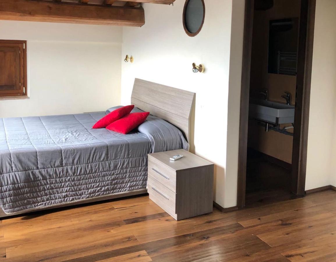 Corte Fratini Appartamenti Trevi Bagian luar foto