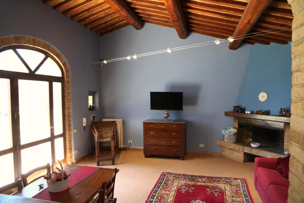 Corte Fratini Appartamenti Trevi Bagian luar foto