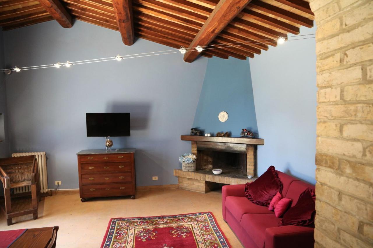 Corte Fratini Appartamenti Trevi Bagian luar foto