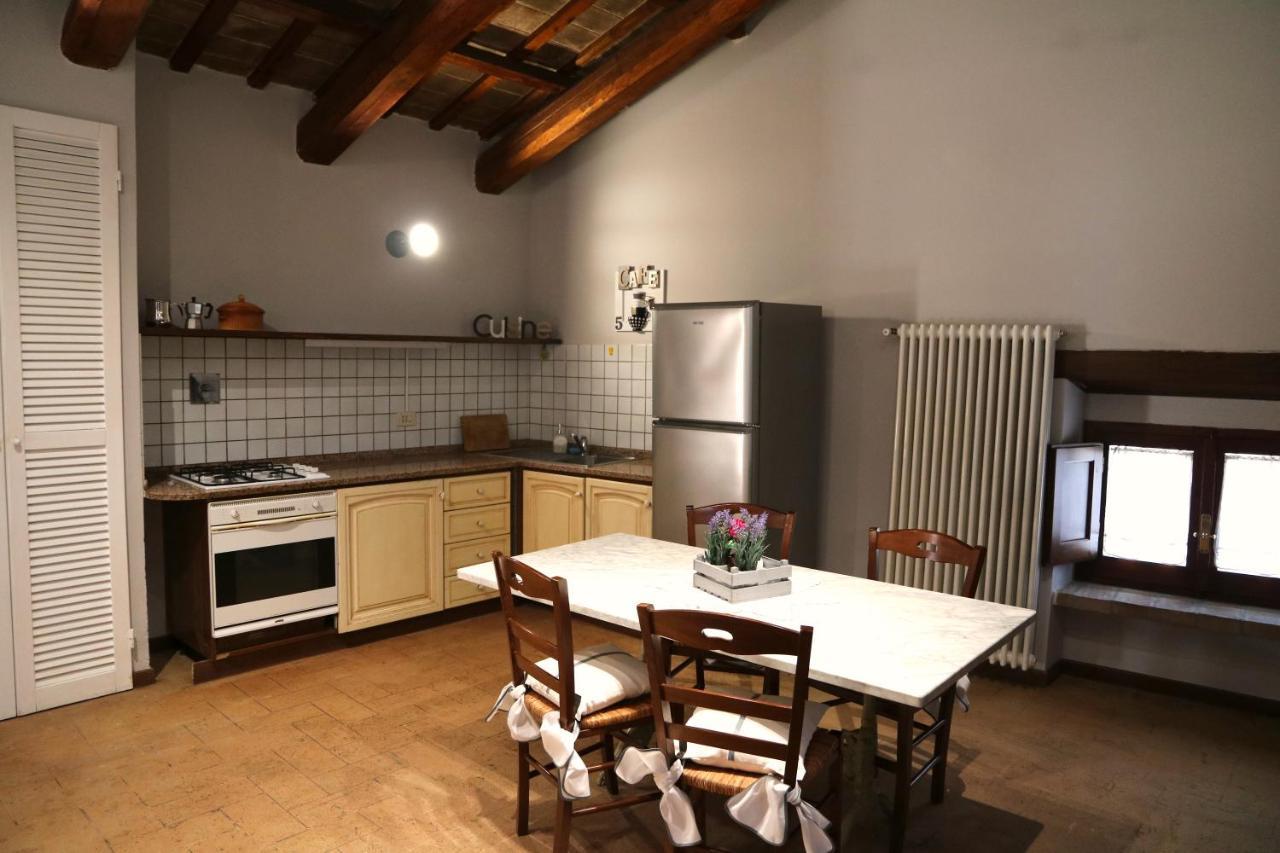 Corte Fratini Appartamenti Trevi Bagian luar foto