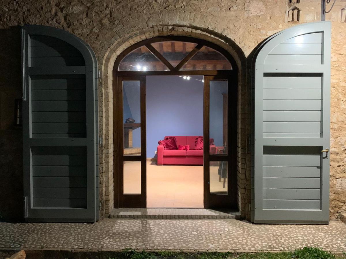 Corte Fratini Appartamenti Trevi Bagian luar foto