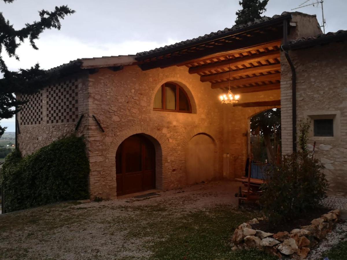 Corte Fratini Appartamenti Trevi Bagian luar foto