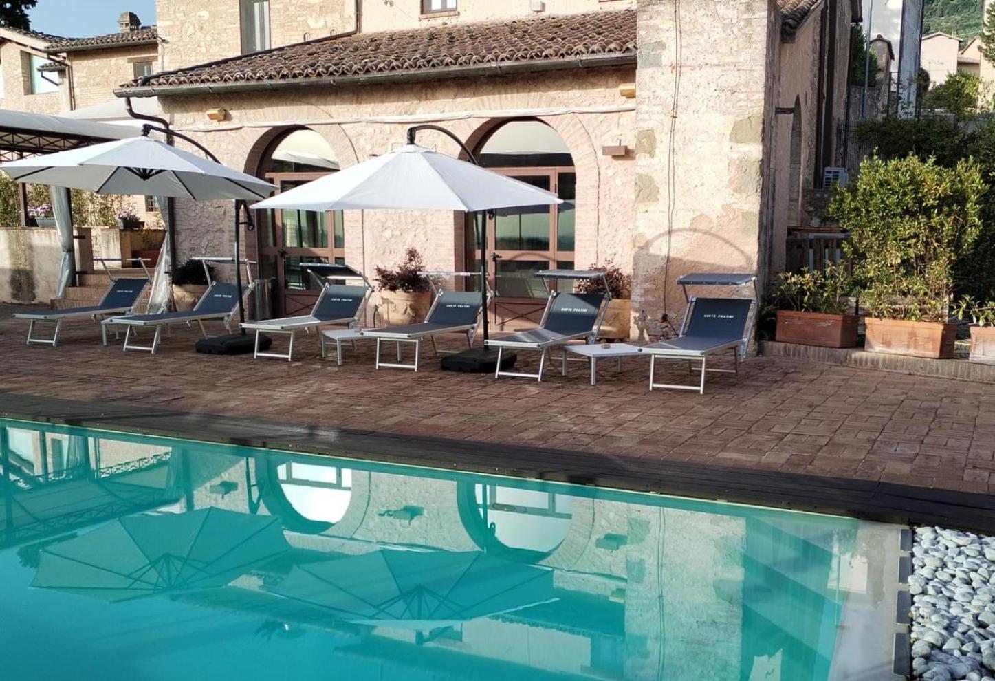 Corte Fratini Appartamenti Trevi Bagian luar foto
