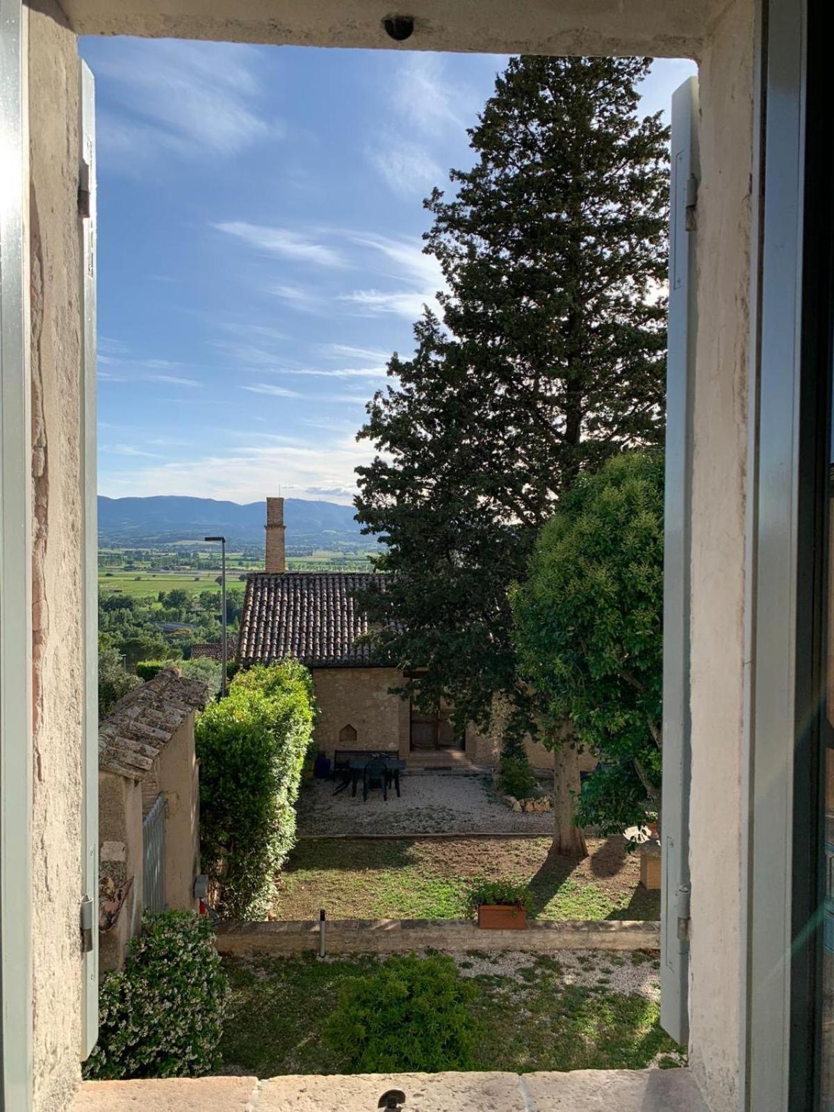 Corte Fratini Appartamenti Trevi Bagian luar foto
