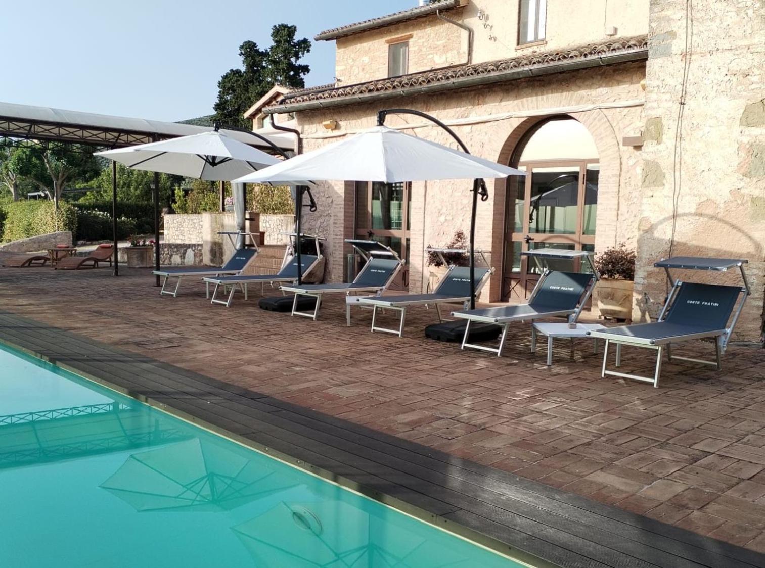 Corte Fratini Appartamenti Trevi Bagian luar foto