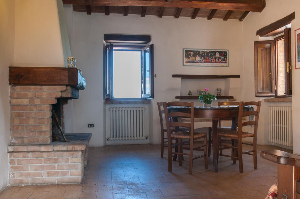Corte Fratini Appartamenti Trevi Bagian luar foto