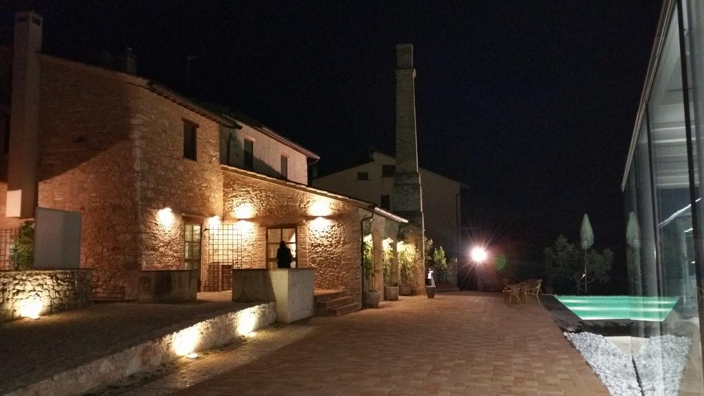 Corte Fratini Appartamenti Trevi Bagian luar foto