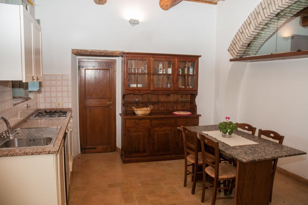 Corte Fratini Appartamenti Trevi Bagian luar foto